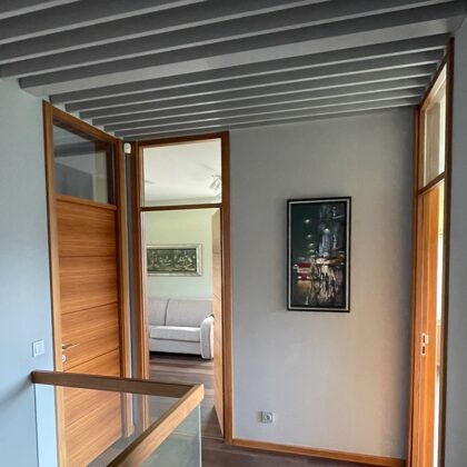 2. STĀVA HALLE AR SKATU UZ VIESU GUĻAMISTABU